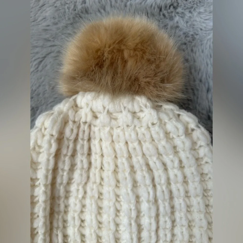 ✨NWOT Soft knit ski beanie Fur Pom Pom hat - cream cold weather ❄️